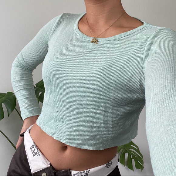 light green long sleeve crop top - Picture 2 of 7
